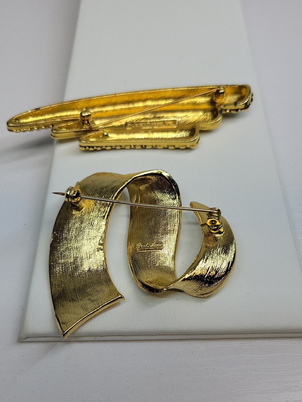 Signed Park Lane & Liz Calborne Brooches - Picture 3 of 5